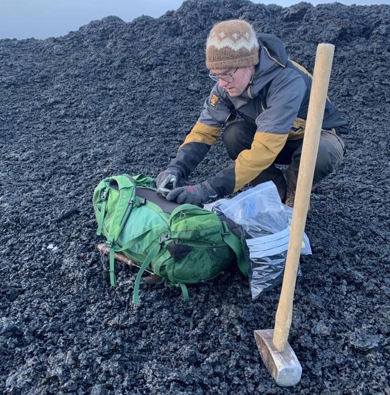 Simon Matthews við sýnasöfnun í janúar síðastliðnum